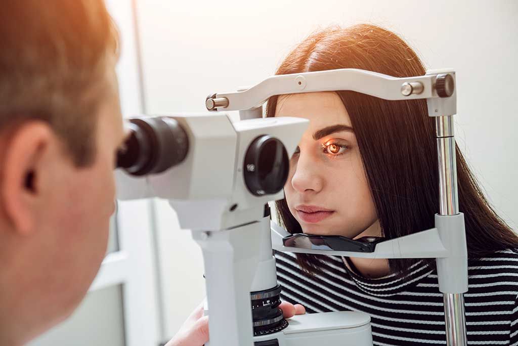 Private eye test at optometrists