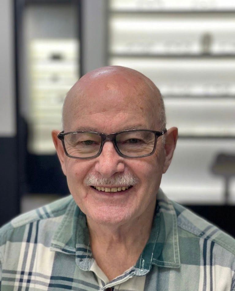 A patient with a moustache in black glasses, chosen at Abra & Co
